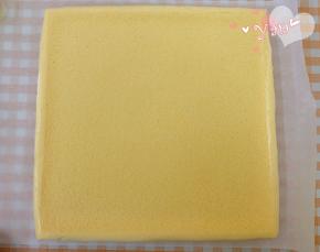 蛋糕铺上油纸，翻面，撕开油布，毛巾面出来。