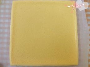 蛋糕铺上油纸，翻面，撕开油布，毛巾面出来。