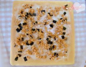 蛋糕卷的正面朝上，抹上沙拉酱，撒上海苔肉松。