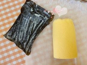 拿出海苔，修剪成跟蛋糕卷一样的长度，海苔涂上沙拉酱。