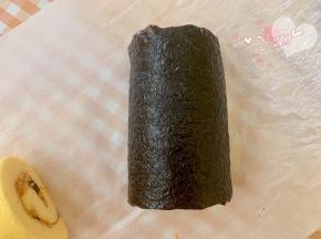 将海苔包裹在蛋糕卷的外面，切开即可。