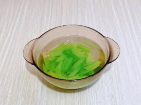 捞出后立即过冷水，再捞出淋干水分。