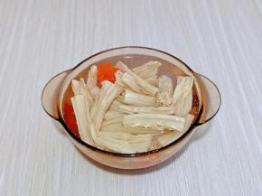 捞出后过冷水，再淋干水分。