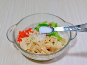 将淋干水分的腐竹与芹菜放入玻璃器具中，加入辣椒和蒜末，再按个人口味加入盐。