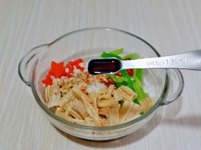 再加入生抽，白砂糖，鸡粉，芝麻油。