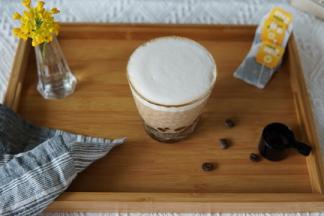 最后加上奶香浓郁细腻的奶泡，一杯真正超级好喝又营养无添加剂的，珍珠鸳鸯奶茶就做好了，超级无敌的好喝呀！