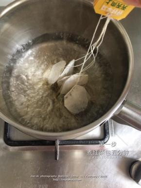 红茶包开水中小火煮五分钟。