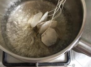 红茶包开水中小火煮五分钟。