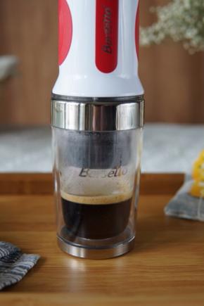 我选用了便携式意式浓缩咖啡机，十几下，超级香浓的意式浓缩咖啡就做好了，它是这杯鸳鸯奶茶好喝的灵魂。