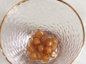 黑糖珍珠煮五六分钟，喜欢Q弹口感的需要过冷水，喜欢软软的可以直接捞进杯子（这次我没过冷水，口感软软弹弹也很棒）。