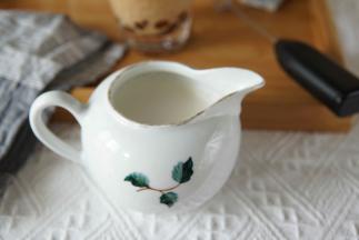 将牛奶打至细腻的奶泡。