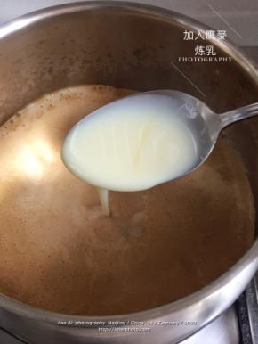 煮开后关火，加入炼奶，搅拌至溶化。