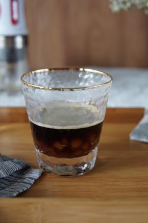 将意式浓缩加入杯中。