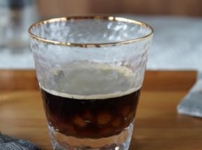 将意式浓缩加入杯中。