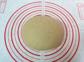 发酵好的面团揉光排气。