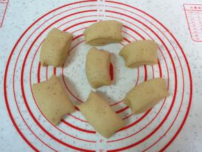 搓成长条状分成小剂子。