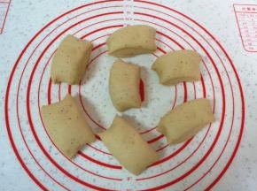 搓成长条状分成小剂子。