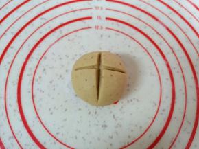 用刀在每个圆馒头顶部切个十字(稍微切深一点蒸出来更好看)。