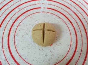 用刀在每个圆馒头顶部切个十字(稍微切深一点蒸出来更好看)。