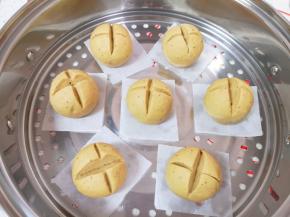 蒸锅内放水，篦子上铺上油纸，放上做好的开花馒头生胚，盖上锅盖二次发酵10分钟左右，凉水上锅，上汽后转中火蒸20分钟关火，焖5分钟左右出锅。