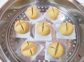 蒸锅内放水，篦子上铺上油纸，放上做好的开花馒头生胚，盖上锅盖二次发酵10分钟左右，凉水上锅，上汽后转中火蒸20分钟关火，焖5分钟左右出锅。