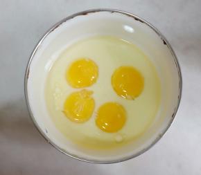 蛋黄中加入玉米油和牛奶。