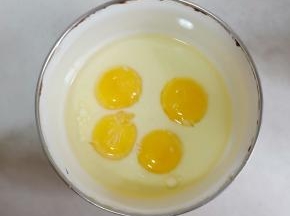 蛋黄中加入玉米油和牛奶。