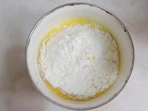 加入提前过筛好的低筋面粉。