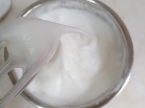 蛋清分三次加细砂糖打发至大弯钩状态。