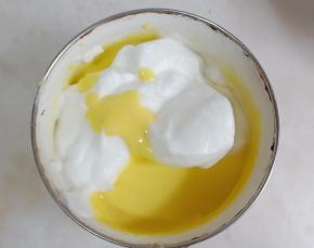 将打发好的蛋清分三次与蛋黄糊翻拌均匀。