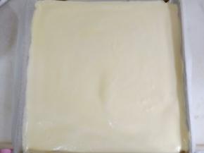 倒入铺好油纸的烤盘。