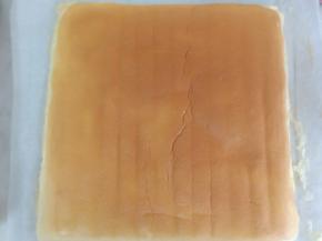 入预热好的烤箱160度中下层烤20分钟即可，中途上色后注意加盖锡纸，烤好的蛋糕晾凉。