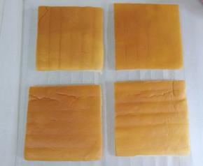 分成大小相同的四块。