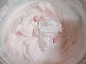 淡奶油加3小块火龙果肉和15克细砂糖打至裱花状态，一半抹面，一半装入裱花袋中。