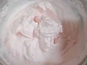 淡奶油加3小块火龙果肉和15克细砂糖打至裱花状态，一半抹面，一半装入裱花袋中。