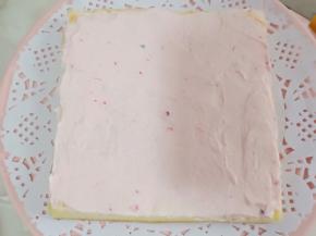 先取一块蛋糕片，抹上一层奶油，抹平。