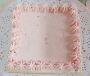 边缘用裱花嘴挤一圈奶油。