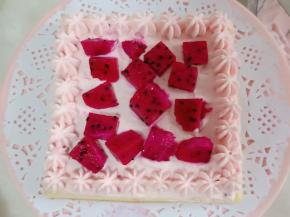 中间再放入切好的火龙果块。