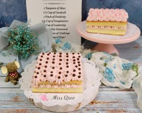 再放上第二块蛋糕片，表面挤满奶油，放上巧克力脆脆珠做装饰即可。