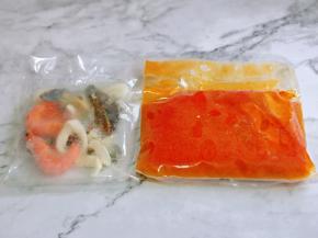 一袋锅底料，一袋海鲜。