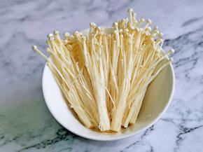 金针菇去根洗干净装盘。