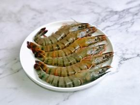 黑虎虾去掉虾线，剪掉嘘嘘头。