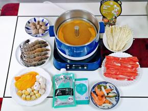 将汤底倒入锅中，烧开，来一张大合集。