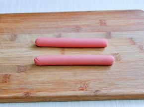 将火腿肠皮剥掉。