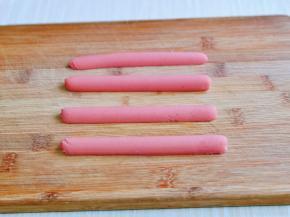 再从中间切开，也就是一根火腿肠切成2根，如图。