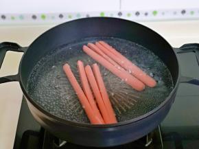 切好的火腿肠焯水，这样做爱心形状时火腿肠不易断开。