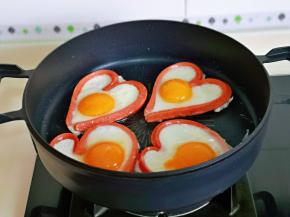 磕入鸡蛋，每个爱心肠里磕一个蛋，小火将蛋煎熟即可。