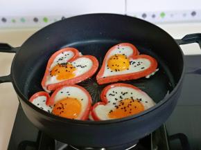 按个人口味撒上盐，熟芝麻，即可出锅。