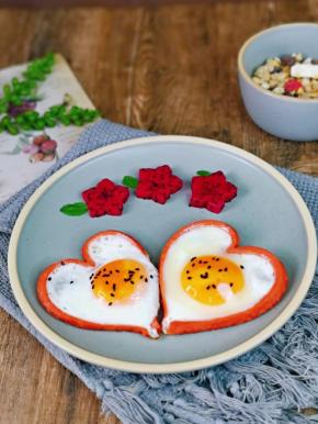 搭配了一份酸奶燕麦，元气早餐。