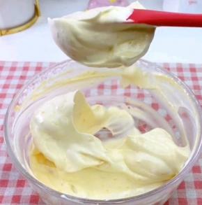 取一勺蛋白霜倒入南瓜糊中，翻拌均匀
把翻拌好的南瓜糊倒入剩下的蛋白霜中，继续翻拌均匀，倒扣不滑落